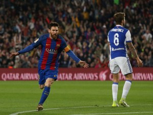 El Barcelona sigue en la pelea por el título gracias a un doblete de Messi