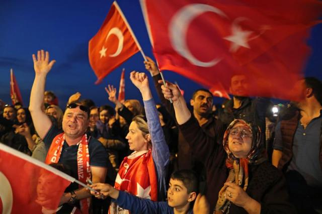 Turcos celebran el triunfo del Sí en comicios. Foto: EFE/EPA/Tolga Bozoglu