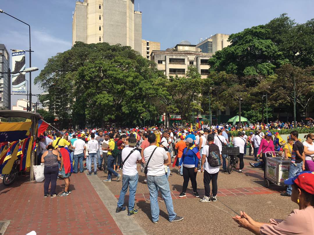 Caraqueños comienzan a concentrarse en la Plaza Francia de Altamira #19Abr (fotos)