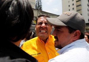 Lanzan lacrimógena en la pierna al diputado Olivares durante represión en El Paraíso #20A