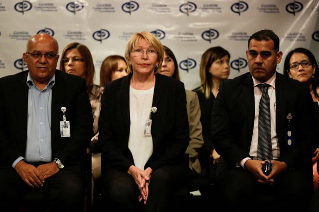 Venezuela's chief prosecutor Luisa Ortega Diaz (C) attends a news conference in Caracas, Venezuela April 25, 2017. REUTERS/Marco Bello