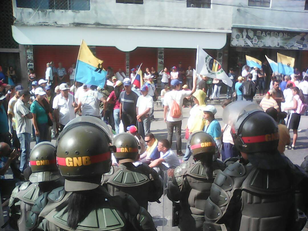 Manifestantes comienzan a llegar a la Defensoría del Pueblo en Lara (Fotos)