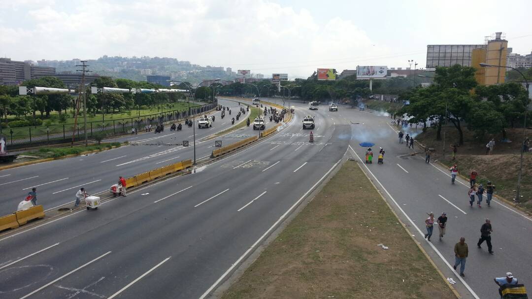 Que lo vea el mundo: La brutal represión correteando manifestantes en la Fajardo (VIDEO) #26Abr