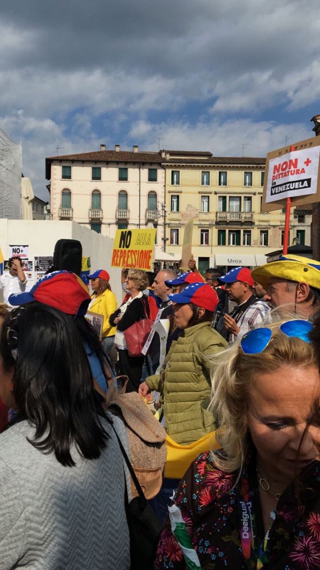 Concentración en Bassano del Grappa, plaza Garibaldi (Italia)