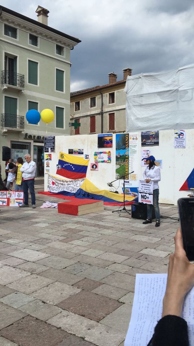 Concentración en Bassano del Grappa, plaza Garibaldi (Italia)