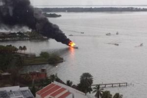 Se incendió una lancha privada en el Lago de Maracaibo (fotos)