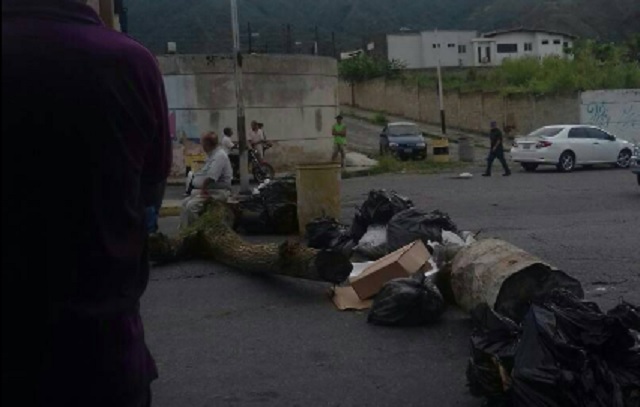 En Aragua también trancaron vías alternas #2May (Fotos)