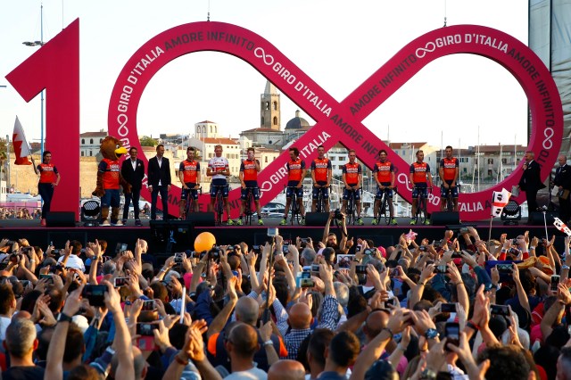 Ciclistas del equipo Bahrain - Merida, que compite en el Giro de Italia (Foto: AFP)