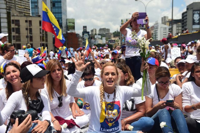 Lilian Tintori, la esposa del líder de Voluntad Poplar y preso político, Leopoldo López durante una manifestación en Caracas.  / AFP PHOTO / RONALDO SCHEMIDT