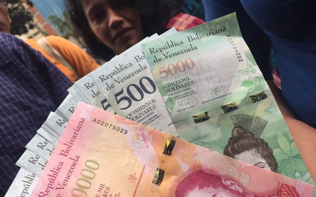 Los cajeros automáticos del Banco Venezuela, agencia 5 de Julio dispensa los nuevos billetes. (Foto: José Gil)