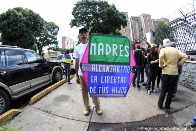 Vestidas de negro y en paz manifestaron las madres por una Venezuela sin violencia. Foto: Régulo Gómez / LaPatilla.com 