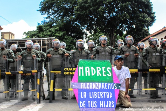 Vestidas de negro y en paz manifestaron las madres por una Venezuela sin violencia. Foto: Régulo Gómez / LaPatilla.com 