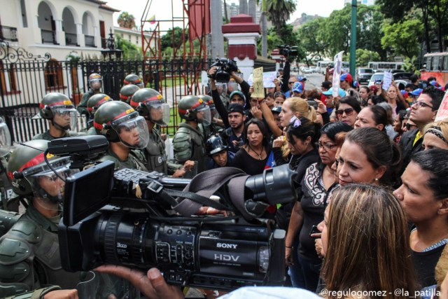 Vestidas de negro y en paz manifestaron las madres por una Venezuela sin violencia. Foto: Régulo Gómez / LaPatilla.com 