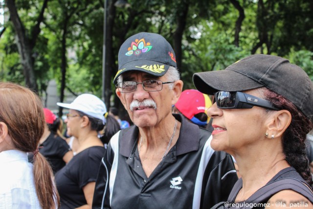 Vestidas de negro y en paz manifestaron las madres por una Venezuela sin violencia. Foto: Régulo Gómez / LaPatilla.com 