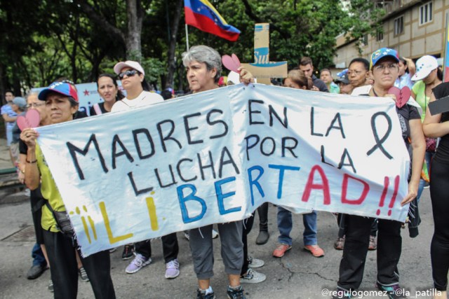 Vestidas de negro y en paz manifestaron las madres por una Venezuela sin violencia. Foto: Régulo Gómez / LaPatilla.com 