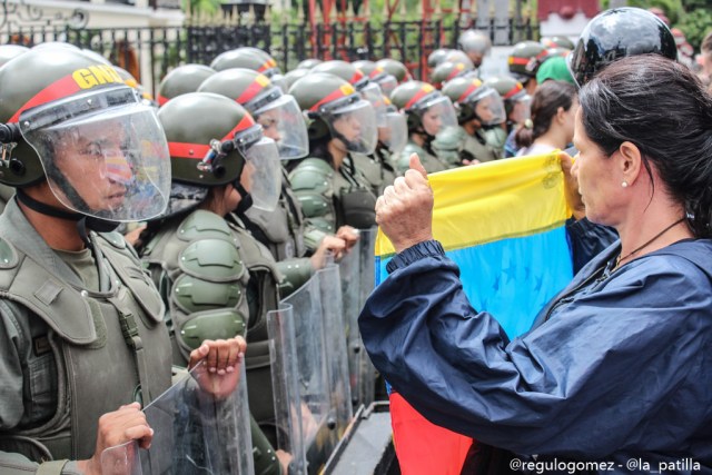 Vestidas de negro y en paz manifestaron las madres por una Venezuela sin violencia. Foto: Régulo Gómez / LaPatilla.com 