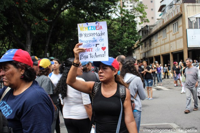 Vestidas de negro y en paz manifestaron las madres por una Venezuela sin violencia. Foto: Régulo Gómez / LaPatilla.com 