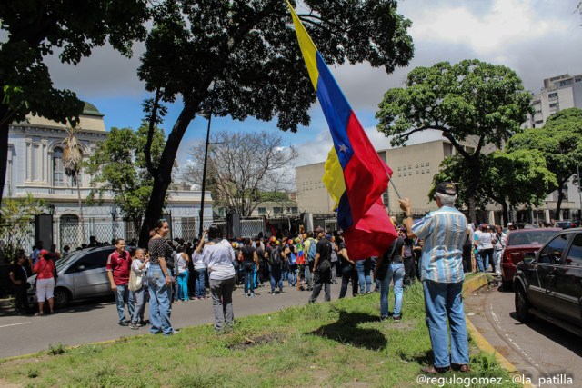 Vestidas de negro y en paz manifestaron las madres por una Venezuela sin violencia. Foto: Régulo Gómez / LaPatilla.com 