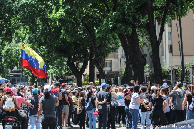 Vestidas de negro y en paz manifestaron las madres por una Venezuela sin violencia. Foto: Régulo Gómez / LaPatilla.com 