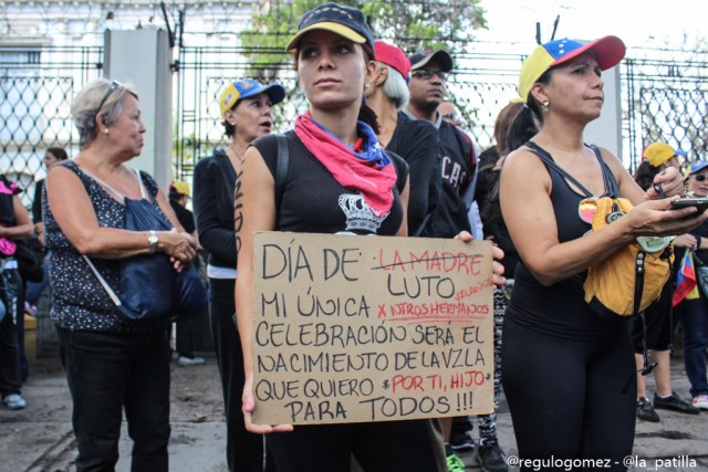 Vestidas de negro y en paz manifestaron las madres por una Venezuela sin violencia. Foto: Régulo Gómez / LaPatilla.com 