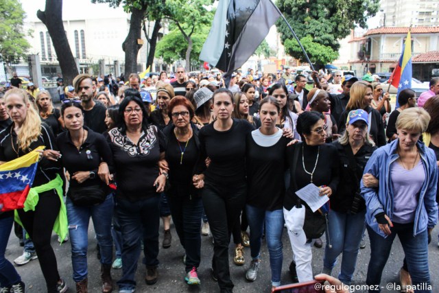 Vestidas de negro y en paz manifestaron las madres por una Venezuela sin violencia. Foto: Régulo Gómez / LaPatilla.com 