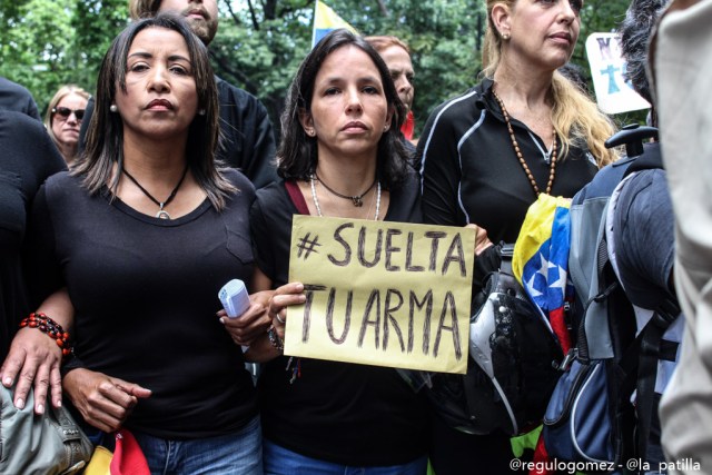 Vestidas de negro y en paz manifestaron las madres por una Venezuela sin violencia. Foto: Régulo Gómez / LaPatilla.com 