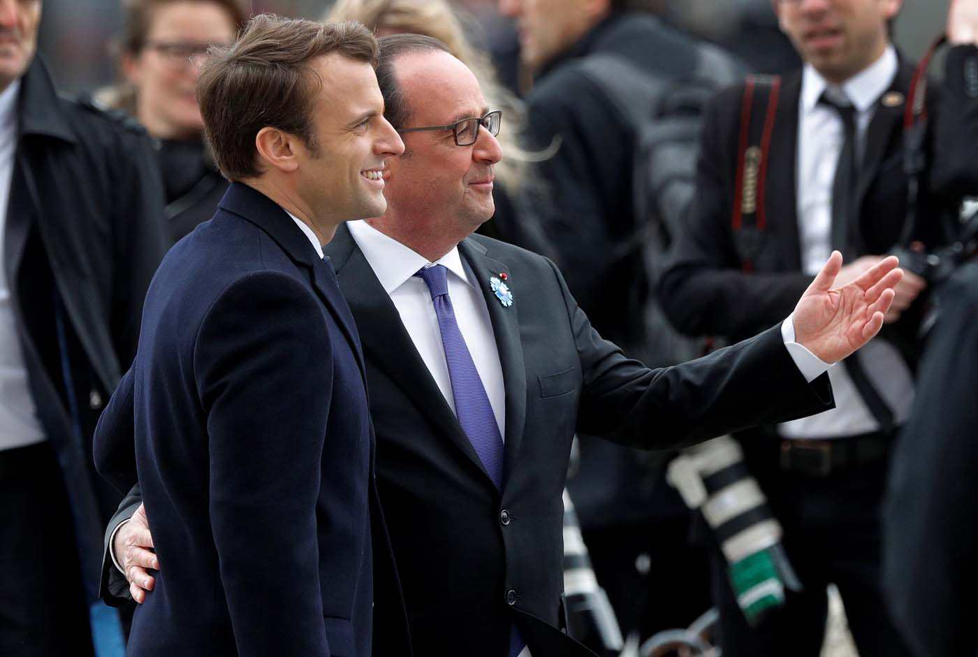 Macron y Hollande participan en conmemoración nacional en Campos Elíseos (fotos)