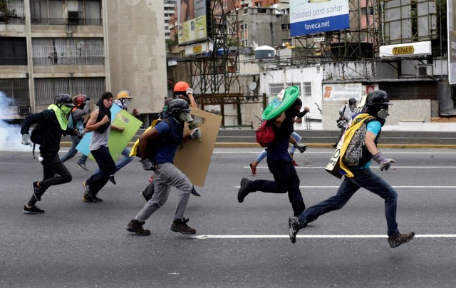 Opposition supporters do a barricade during a protest against Venezuela's President Nicolas Maduro's government in Caracas, Venezuela, May 13, 2017. REUTERS/Marco Bello