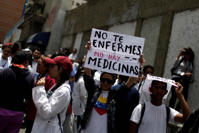 Médicos protestan en Caracas por la escasez de medicamentos en insumos REUTERS/Marco Bello
