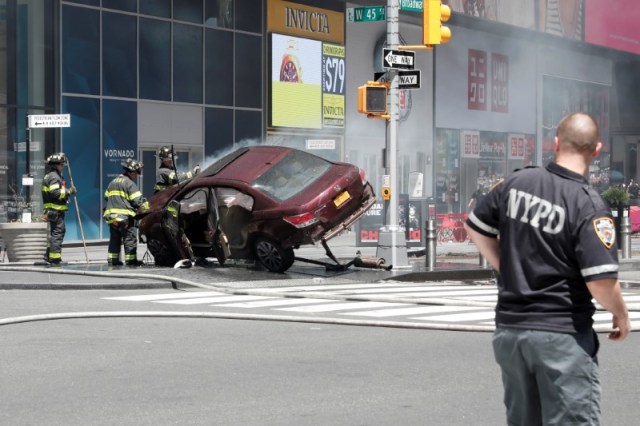 Un vehículo que iba a alta velocidad impactó a peatones en una vereda de Times Square de Nueva York. Un vehículo que iba a alta velocidad impactó el jueves a peatones en una vereda de Times Square de Nueva York y causó la muerte de al menos una persona, indicaron testigos de Reuters. REUTERS/Mike Segar