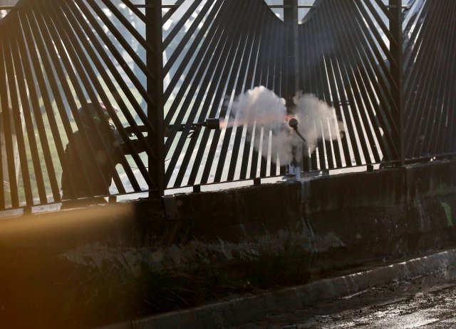 Un Guardia Nacional dispara bombas lacrimógenas a manifestación opositora (Foto: Reuters)