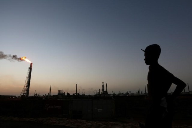 Un hombre esta parado cerca de la refinería Cardón, en Punto Fijo, Venezuela. 22 de julio 2016. Foto: Reuters/Carlos Jasso/Archivo