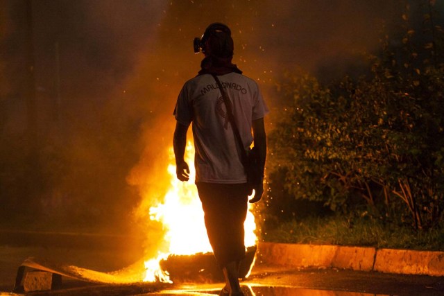 CAR001. BARQUISIMETO (VENEZUELA), 15/05/2017.- Un grupo de manifestantes participa en una protesta contra el Gobierno Nacional hoy, lunes 15 de mayo de 2017, en la ciudad de Barquisimeto (Venezuela). EFE/PASQUALE GIORGIO