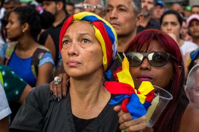 Desafiando la roja oscuridad, Venezuela se manifiesta en honor a los caídos en protestas Foto: EFE