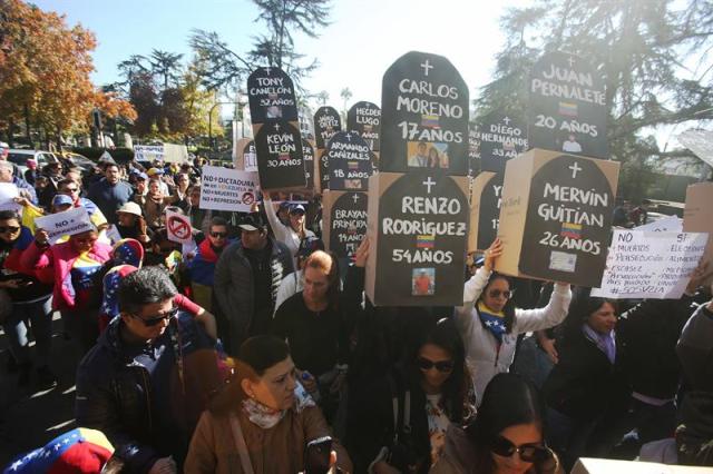 Manifestantes protestaron cerca de la embajada de Venezuela en Chile (Foto: EFE)