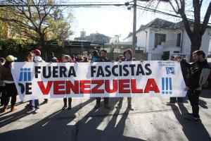 Venezolanos en Chile protestan contra Gobierno de Maduro cerca de la embajada (Fotos)