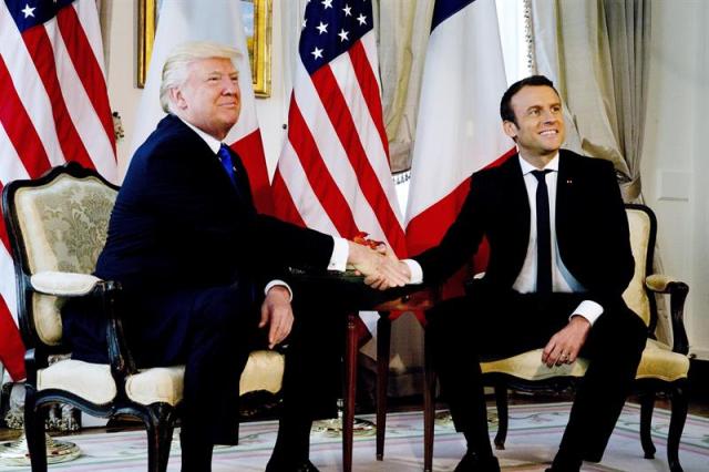 Macron sostuvo el apretón de manos de Trump para no mostrar debilidad. EFE