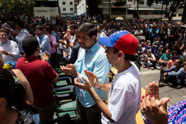 CAR12. CARACAS (VENEZUELA), 24/05/2017.- El alcalde del municipio Libertador de Merida, Carlos García (c), y el alcalde del municipio Sucre de Caracas, Carlos Ocariz (c-d), participan en una conferencia de prensa hoy, jueves 25 de mayo de 2017, en Caracas (Venezuela). Ocho alcaldes de la oposición venezolana anunciaron hoy que seguirán permitiendo las protestas pacíficas en sus municipios, pese a que el Tribunal Supremo les ordenó evitar bloqueos de vías en medio de las marchas que se registran desde hace casi dos meses en el país. EFE/MIGUEL GUTIÉRREZ