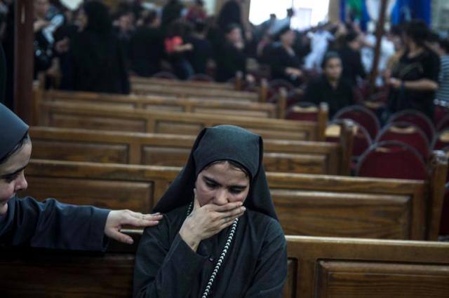 Una mujer llora mientras es consolada durante el funeral de las víctimas de un atentado perpetrado en la entrada del Monasterio de San Samuel el Confesor, en la provincia de Minia, Egipto, hoy, 26 de mayo de 2017. Al menos 26 personas murieron hoy y dos decenas resultaron heridas por un tiroteo perpetrado por un grupo de hombres contra un autobús de cristianos coptos en el oeste del pueblo egipcio de Al Adua, en la provincia de Minia (sur), informó en un comunicado el Ministerio de Interior. EFE/Mohamed 