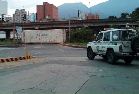 Containers colocados en la autopista / Foto: @hcapriles