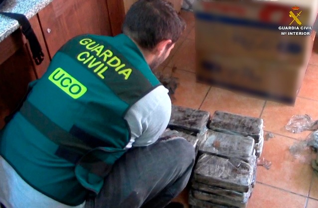 La Guardia Civil desmantela dos redes internacionales de tráfico de drogas e interviene 180 kilos de cocaína