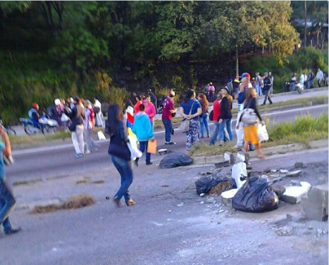 Manifestantes cerraron vía entre Mérida y Ejido Foto: @informante_mrd