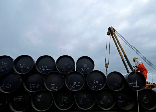 En la imagen, un proyecto petrolífero en Pengerang, Johor, en una fotografía de archivo de 2015. Los productores de petróleo dentro y fuera de la OPEP comenzaron el jueves en Viena unas negociaciones para extender los recortes a la producción, probablemente en nueve meses, en un esfuerzo por reducir el exceso de oferta global y apuntalar los precios del crudo. REUTERS/Edgar Su/File Photo