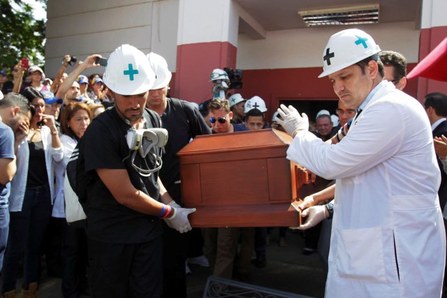 Momento de los homenajes que realizaron a Paúl Moreno. REUTERS/Isaac Urrutia