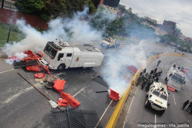 Represión en la Autopista Francisco Farjardo. Foto: Régulo Gómez.