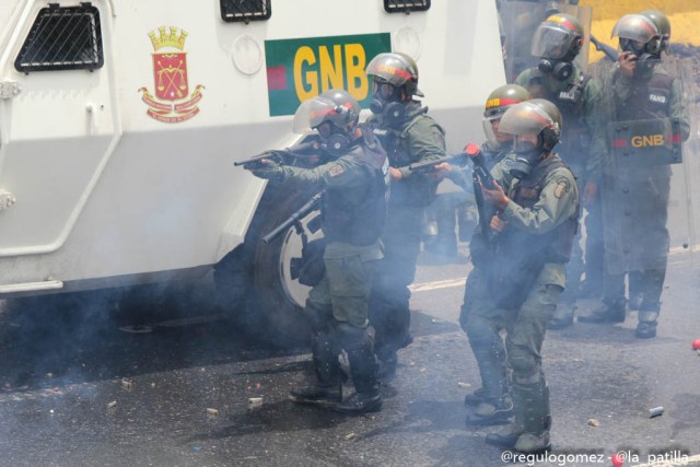 Represión en la Autopista Francisco Farjardo. Foto: Régulo Gómez.