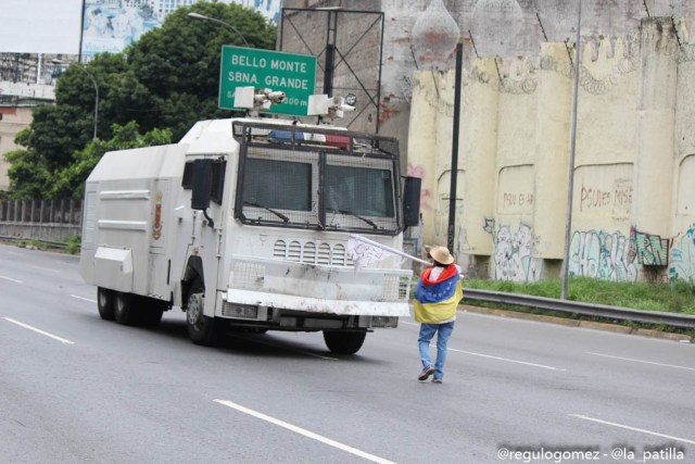 Represión en la Autopista Francisco Farjardo. Foto: Régulo Gómez.