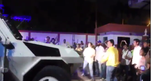Tanqueta de la GNB estuvo cerca de arrollar a diputados de la Unidad en Carabobo (VIDEO)