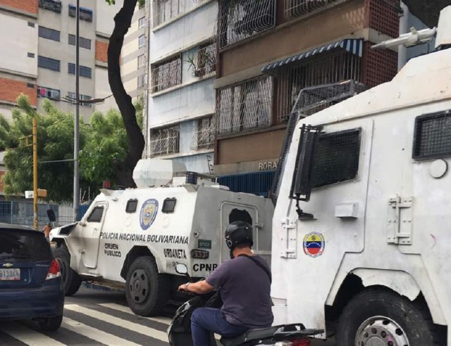 Tanquetas y ballenas en Chacaíto este #10May / Foto @Jojotoweb