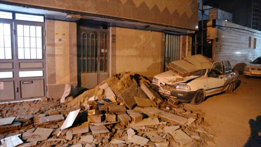 Dos muertos y 400 heridos en un terremoto de magnitud 5,7 en Irán